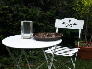 weißer Tisch und Stuhl