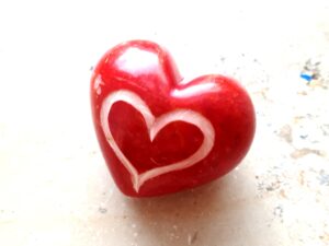 Herz rot mit eingeritztem Herz
