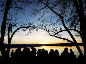 Menschen im Sonnenuntergang