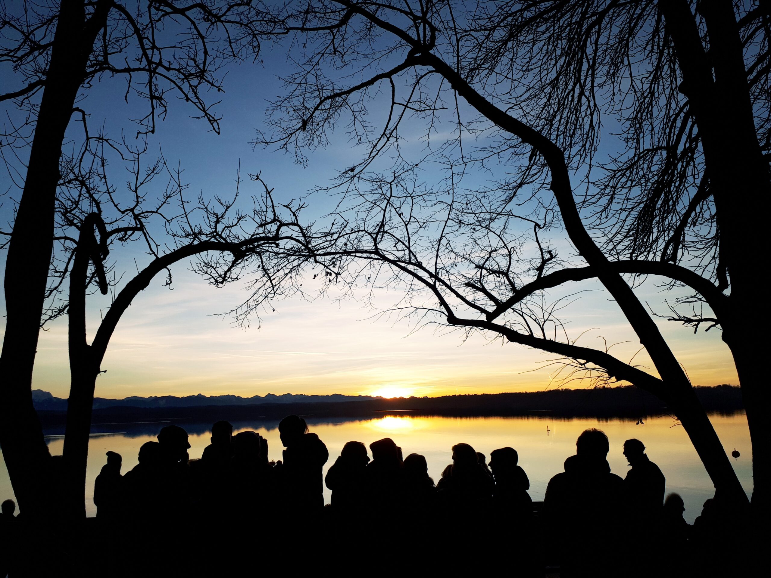 Menschen im Sonnenuntergang