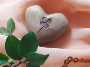 Steinernes Herz mit eingedrucktem Kleeblatt